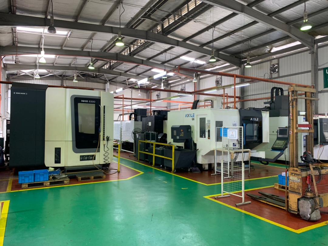 Current machining floor with multi-axis CNC machining centers
